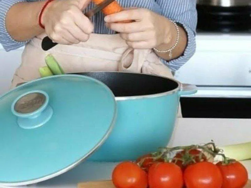 Cacerola Essen Línea Capri (ex Aqua) de 24 cm en la cocina