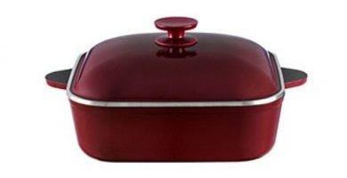 cacerola cuadrada linea marsala 29 cm essen. Color bordó, es la linea clásica de essen. Su capacidad en litros es de 6,5 segun sus características tecnicas